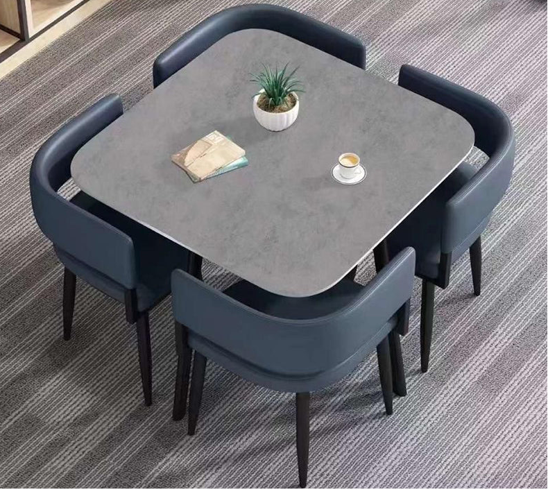 Table à manger avec 4 chaises