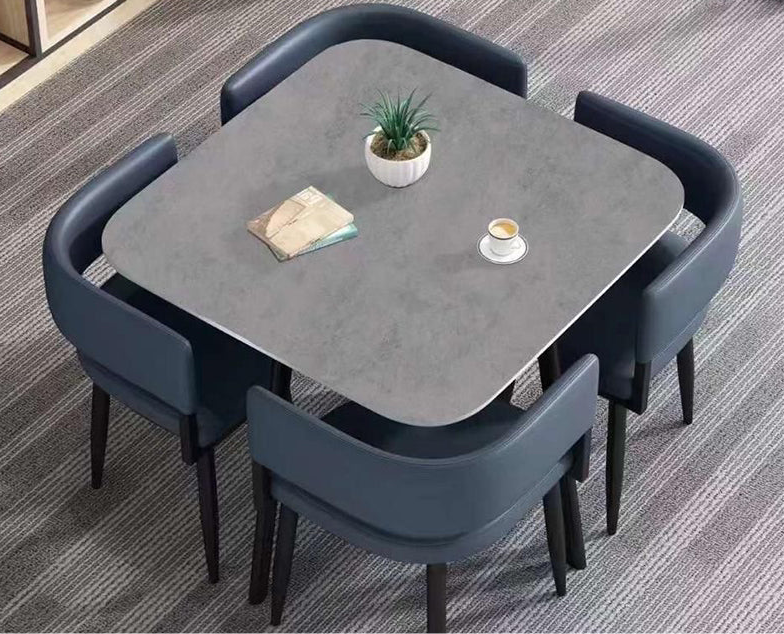 Table à manger avec 4 chaises